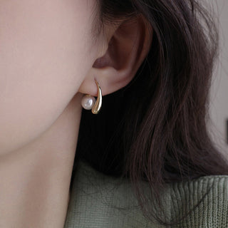 Gardenia Pearl Stud Earrings